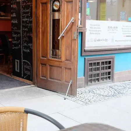 Alojamento de Acomodação e Pequeno-almoço Academus Pub & Wrocław