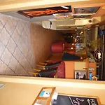 Academus - Pub, Rooms, Cider فندق مبيت وإفطار
