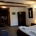 فندق مبيت وإفطار Academus - Pub, Rooms, Cider 4*