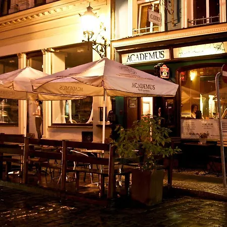 Academus Pub & 3*