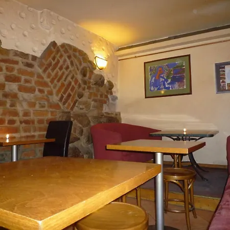فندق مبيت وإفطار Academus - Pub, Rooms, Cider 4*