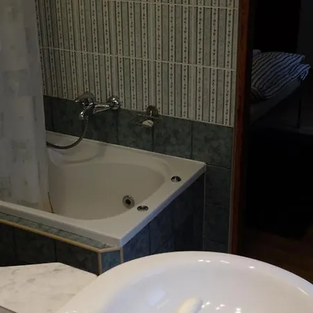 Oda ve Kahvaltı Academus Pub &