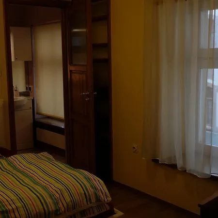 Alojamento de Acomodação e Pequeno-almoço Academus - Pub, Rooms, Cider