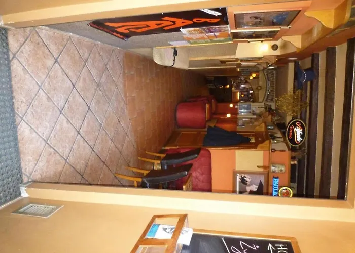 Academus Pub & Bed and Breakfast